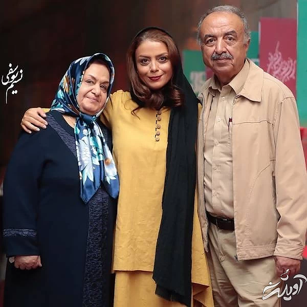 شبنم فرشادجو در کنار پدر و مادرش خانواده شبنم فرشادجو